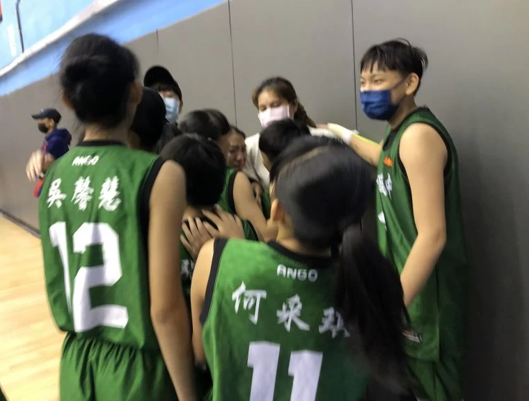 陽明重返八強後球員搶著合抱吳雅晴教練(中)。大會提供