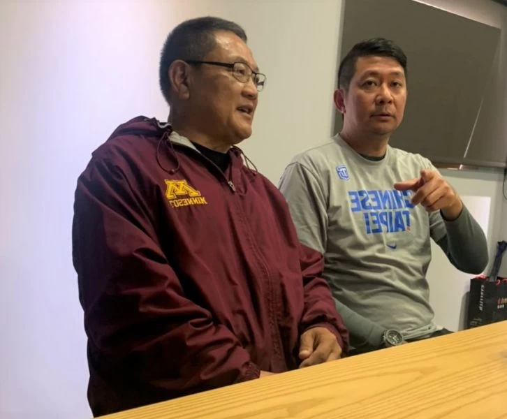 沈會承(左)與李雲翔開記者會。