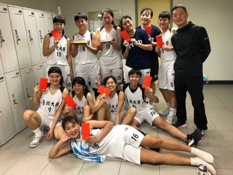 北大3勝拿第九兼替兩名大一菜鳥壽星田定加、鄭芳喬慶生。大會提供