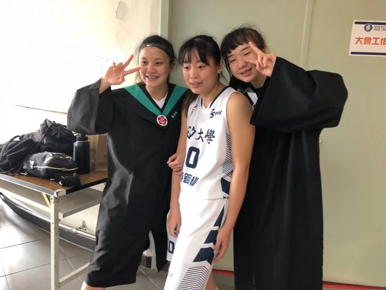 拭乾無緣六強淚水,成大3名大四準畢業生蔡卉妮(左起)、楊靜儀、陳雅婷UBA最後身影。大會提供