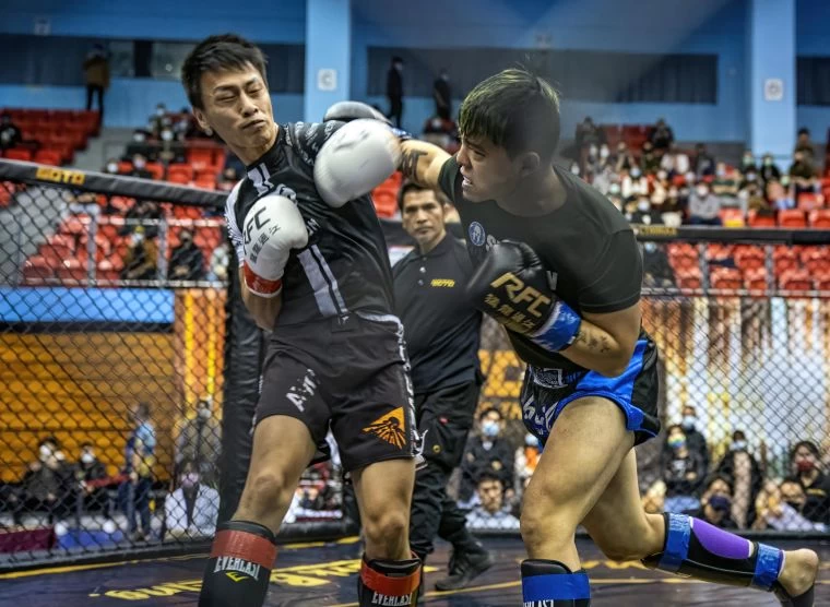 鍾永建(左)對戰衛泰元。大會提供