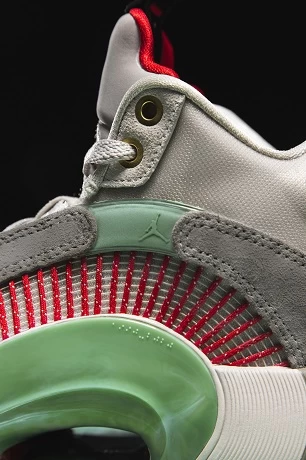 Air Jordan XXXV x CLOT 的 Eclipse Plate 中底以優雅的玉石花紋圖案呈現。官方提供