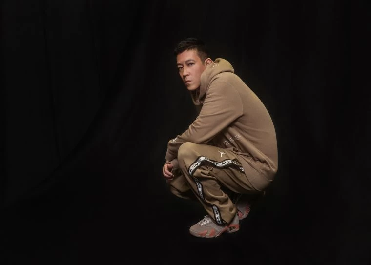 CLOT 創意總監陳冠希 (Edison Chen) 實著聯名服飾與 Air Jordan XIV Low x CLOT,詮釋東西文化融合的風格特色,同時致敬籃球運動。官方提供