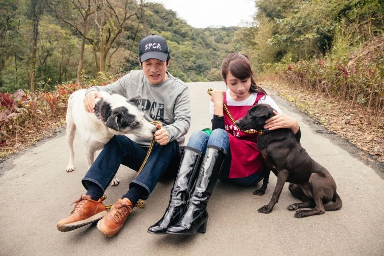 副總統賴清德(左)與台北市議員許淑華至新北市瑞芳區動物之家擔任一日志工並拍攝宣導影片。由台灣防止虐待動物協會提供