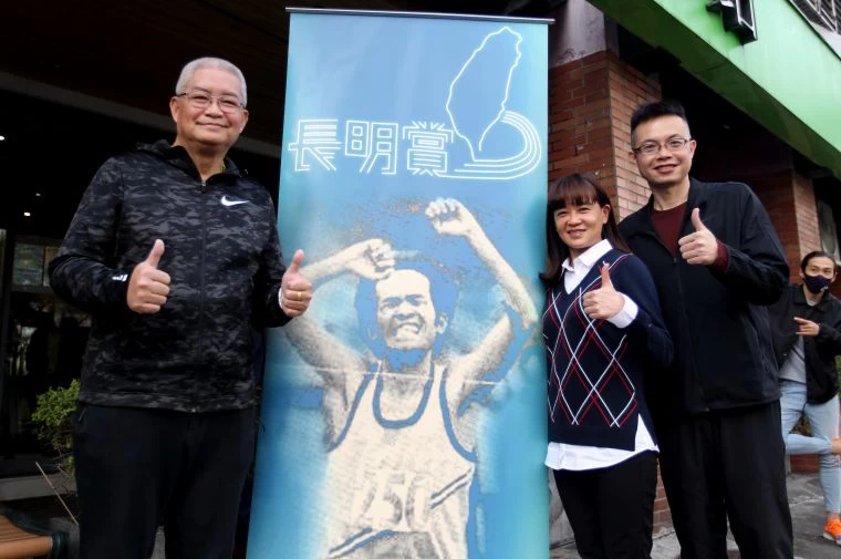 長明賞召集人潘瑞根（左起）、委員王麗芳和洪國智。林嘉欣／攝影。