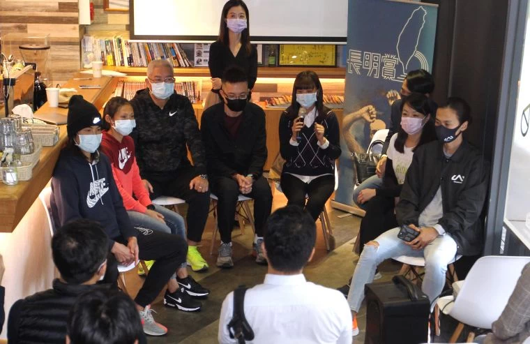 長明賞記者會後聯訪。林嘉欣／攝影。