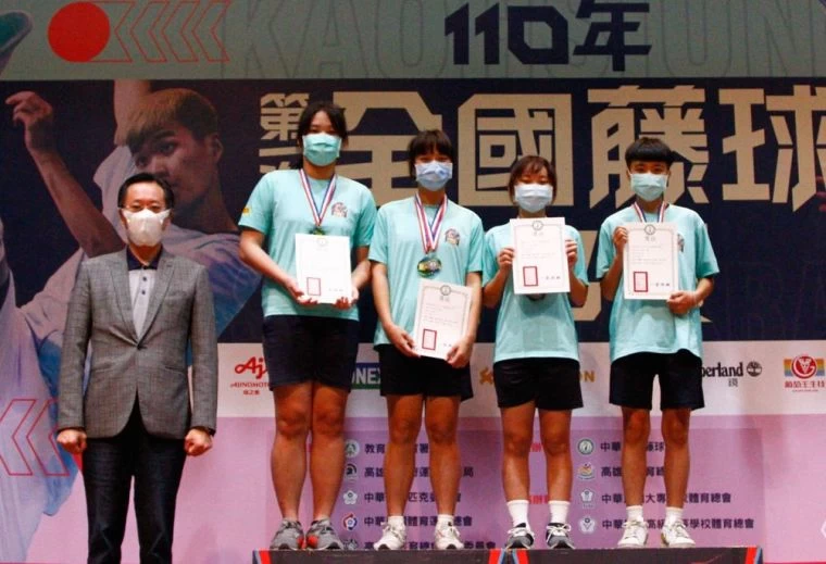 女乙三人賽冠軍,左起吳茗軒、邱雅姵、葉秀盈、張芸慈。大會提供