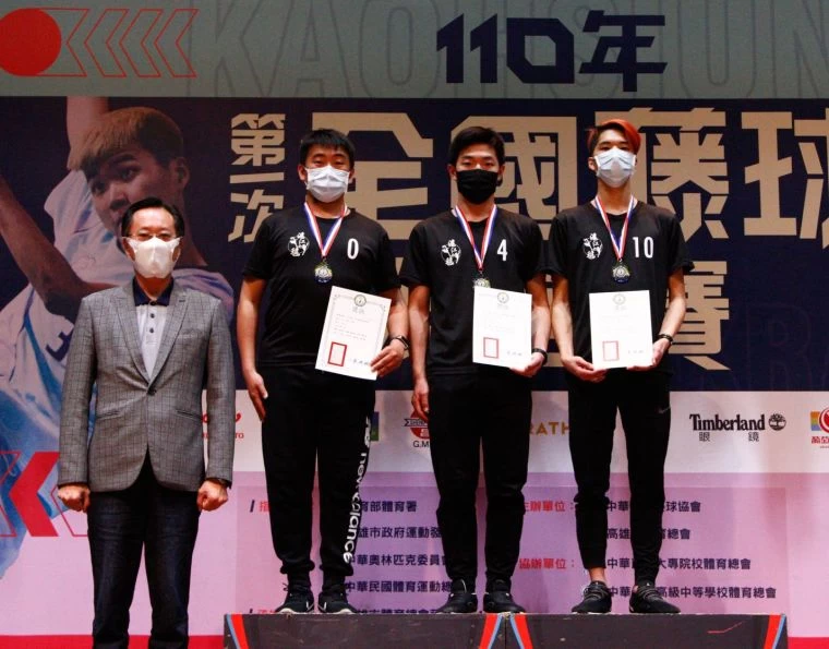 男乙三人冠軍守滬江山,左起教練楊佳翰、球員范振暐、張彤綸。大會提供