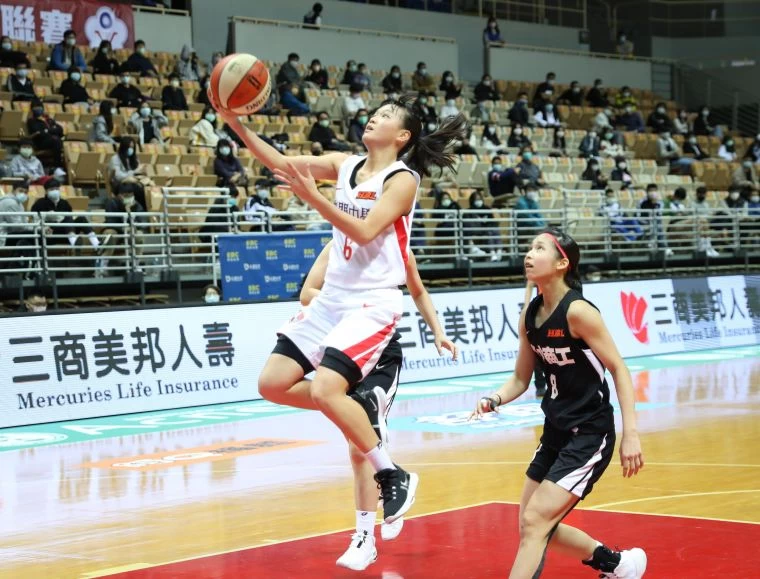 普門「一姊」連文鈴14分、12籃板本季首度「雙十」。大會提供