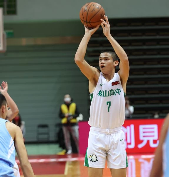 松山高一菜鳥邱翊安三分球3投中2攻下本季初入HBL單場最高20分。李天助攝