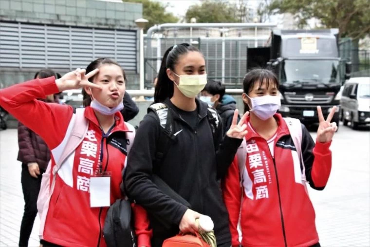 苗商「一姊」射手潘琦(右)、張予柔(左)與昔日永仁國中隊友王禹雯超麻吉。大會提供