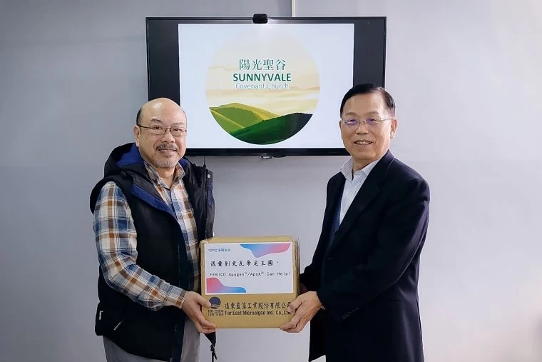 遠東生技董事長闕鴻達(右)透過聖谷行道會牧師吳文朗(左)捐贈ApoX防毒霸體外長效噴劑等防疫產品給非洲友邦史瓦帝尼王國。遠東生技提供