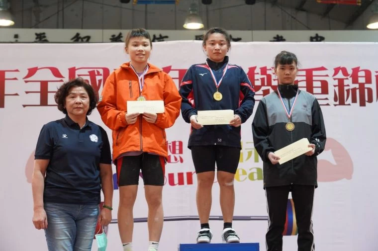 舉重協會理事長代表頒獎,左起,張楊寶蓮、夏佩怡、黃宜甄、劉奕汝。官方提供