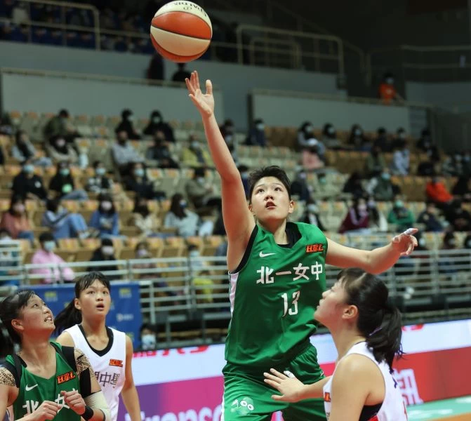 北一女蔡佑蓮19投中8、8罰中3拿19分、9籃板。大會提供