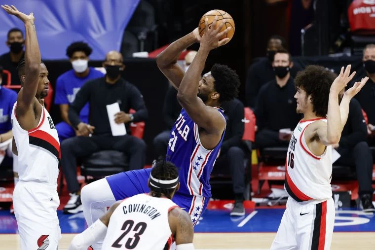76人目前17勝7負東區第1,「大帝」恩比德(Joel Embiid)的成長扮演關鍵角色。法新社