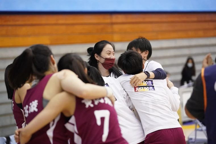 佛光獲勝擁抱教練。大會提供