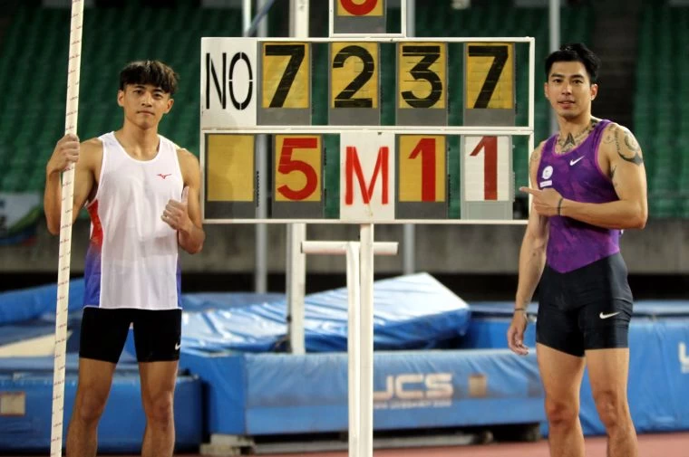 港都盃田徑賽公開男子組撐竿跳高決賽，高師大黃湧富（左）和謝佳翰同以5公尺11破大會。林嘉欣／攝影。