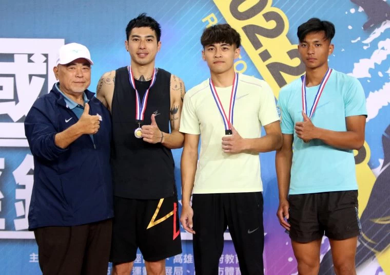 港都盃田徑賽公開男子組撐竿跳高決賽，高師大黃湧富（右二）和謝佳翰（左二）同以5公尺11破大會。林嘉欣／攝影。