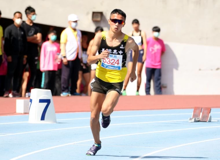 上長億高中才練田徑的宋程宇以48.82勇奪高男400公尺銅牌。林嘉欣／攝影。