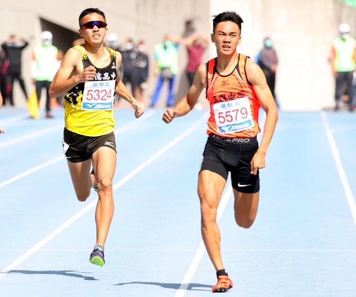 港都盃田徑賽高中男子400公尺決賽，高雄中學吳政諺（右）48.26封王，上長億高中才練田徑的宋程宇48.82第三。林嘉欣／攝影。