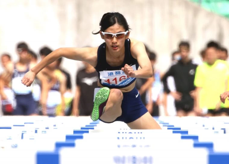 許樂以13秒49在港都盃全國田徑錦標賽高女100公尺跨欄預賽破大會。林嘉欣/攝影。