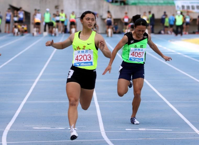 港都盃全國田徑錦標賽高女100公尺決賽冠軍張秝羚(中)。林嘉欣/攝影。