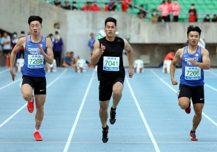 楊俊瀚(中)以10秒54在港都盃全國田徑錦標賽公開男100公尺決賽稱王。林嘉欣/攝影。