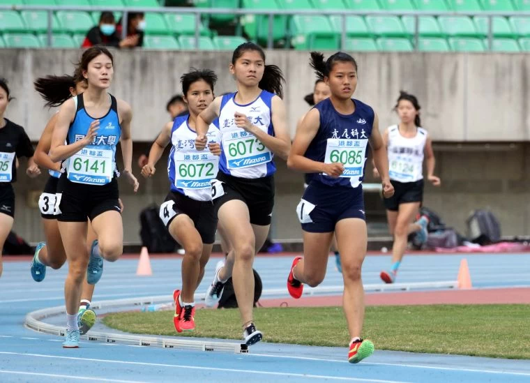 臺灣體大鄭宜瑄首次比1500m便奪金破大會。林嘉欣／攝影。