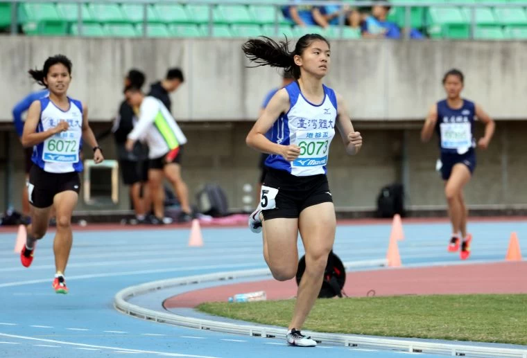 臺灣體大鄭宜瑄（前）首次比1500m便奪金破大會。林嘉欣／攝影。