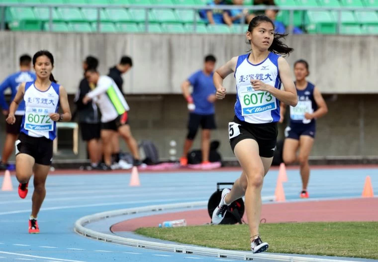 臺灣體大鄭宜瑄（前）首次比1500m便奪金破大會。林嘉欣／攝影。
