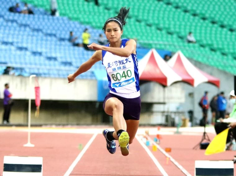 台灣體大林佳祐在公開女三級跳破大會。林嘉欣／攝影。