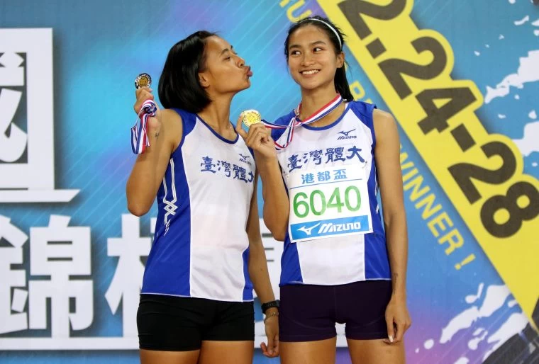 台灣體大林佳祐（右）在公開女三級跳破大會，和隊友蔡晴伃金包銀後開心拍kuso版合照。林嘉欣／攝影。