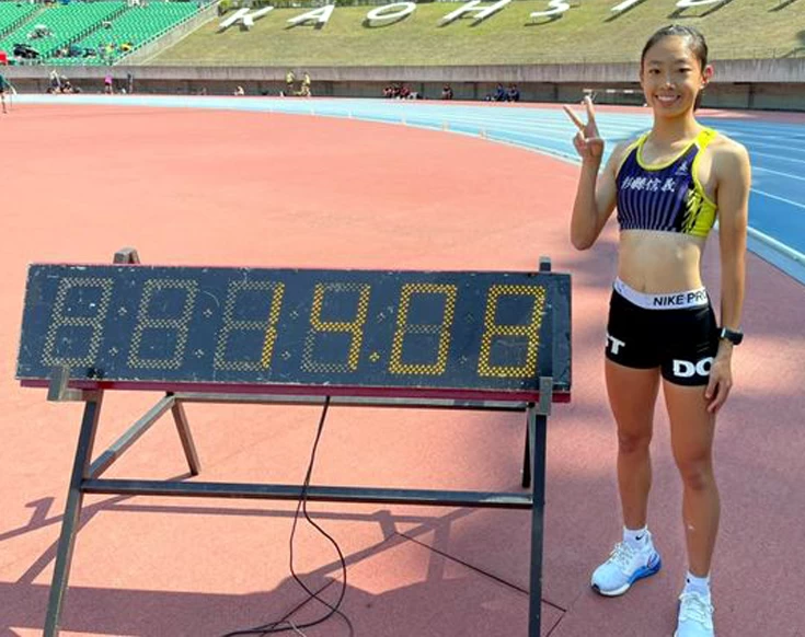 彰縣信義國中小賴尹甯飆出個人最佳的14.08,將高懸七年的國女100公尺跨欄大會紀錄送入歷史。信義國中小/提供。