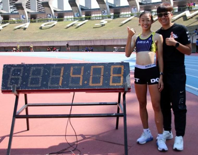 彰縣信義國中小賴尹甯飆出個人最佳的14.08,將高懸七年的國女100公尺跨欄大會紀錄送入歷史。信義國中小/提供。