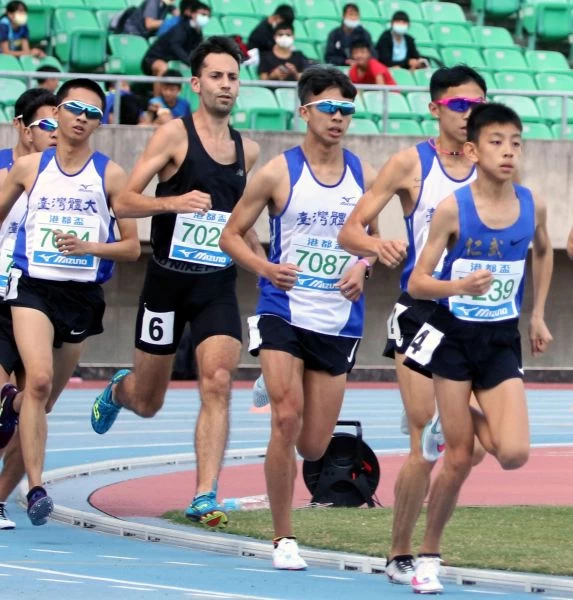 國二生簡子傑(前)越級比港都盃田徑賽公開男1500公尺,勇奪第四並超越高懸14年國男組大會紀錄。林嘉欣/攝影。