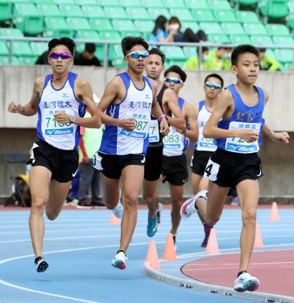 國二生簡子傑(前)越級比港都盃田徑賽公開男1500公尺,勇奪第四並超越高懸14年國男組大會紀錄。林嘉欣/攝影。
