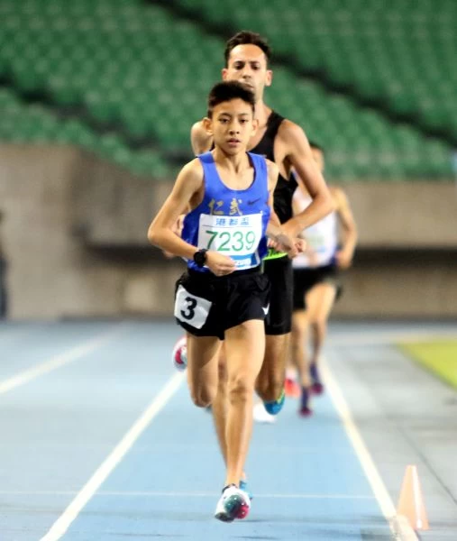 國二生簡子傑(前)越級比港都盃田徑賽公開男1500公尺,勇奪第四並超越高懸14年國男組大會紀錄。林嘉欣/攝影。