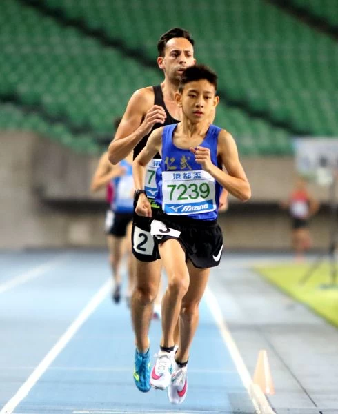 國二生簡子傑(前)越級比港都盃田徑賽公開男1500公尺,勇奪第四並超越高懸14年國男組大會紀錄。林嘉欣/攝影。