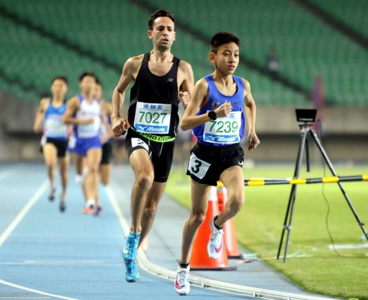 國二生簡子傑（前）越級比港都盃田徑賽公開男1500公尺，勇奪第四並超越高懸14年國男組大會紀錄。林嘉欣／攝影。