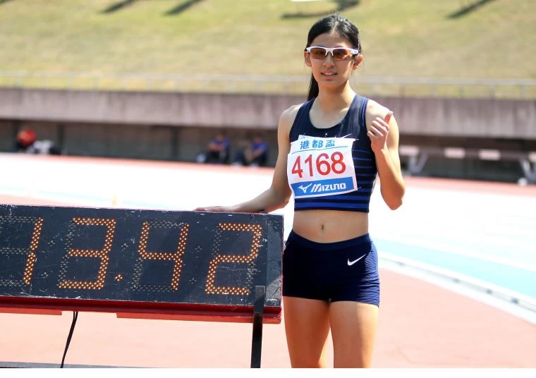 高女100公尺跨欄決賽,新民高中聽障選手許樂以13秒43奪金並破大會。林嘉欣/攝影。