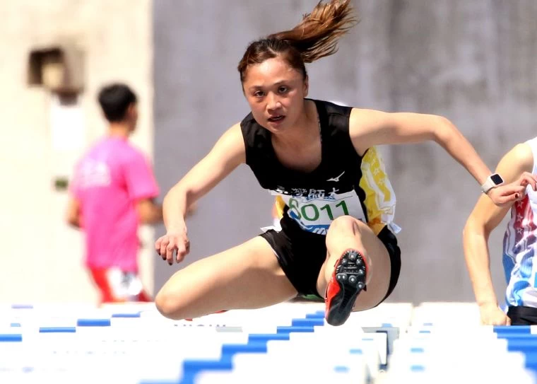 港都盃田徑賽公開女100公尺跨欄決賽,台灣師大林詩亭奪金破大會。林嘉欣/攝影。