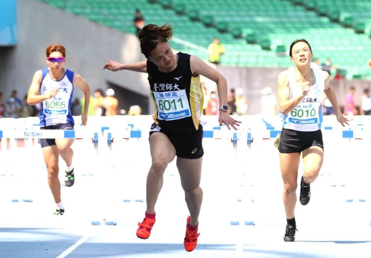 港都盃田徑賽公開女100公尺跨欄決賽，台灣師大林詩亭奪金破大會。林嘉欣／攝影。