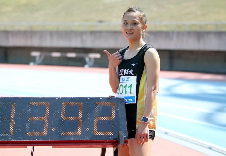 港都盃田徑賽公開女100公尺跨欄決賽,台灣師大林詩亭奪金破大會。林嘉欣/攝影。