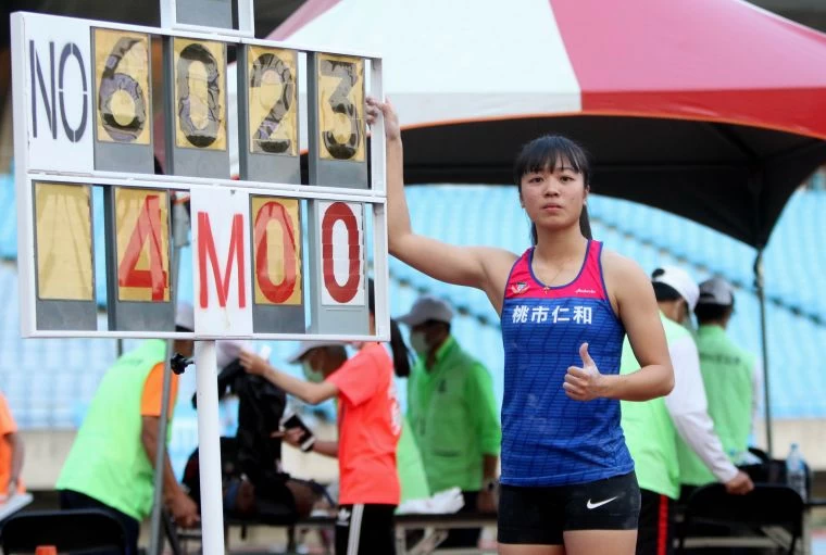 公開女子撐竿跳高決賽,桃市仁和國中沈怡如以4.00奪金破大會。林嘉欣/攝影。