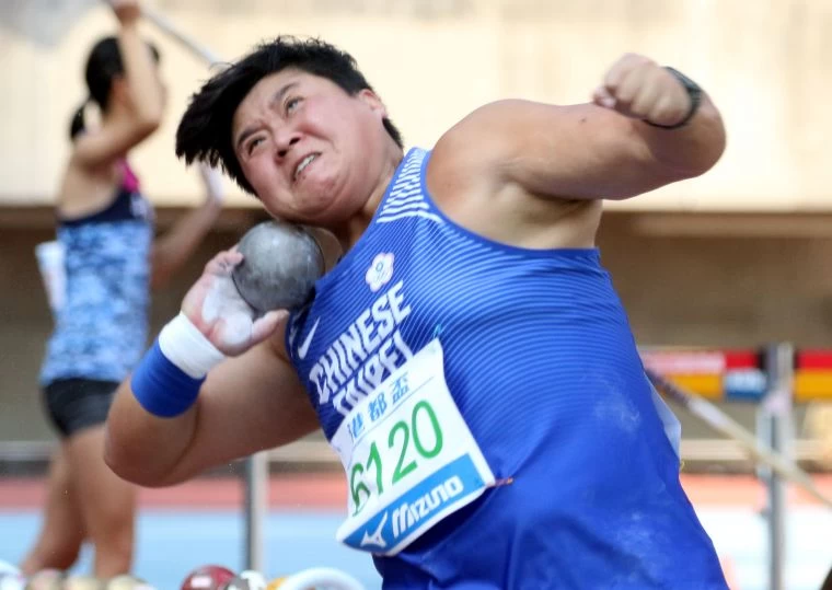 公開女鉛球決賽,「阿牛」林家瑩破大會奪金。林嘉欣/攝影。