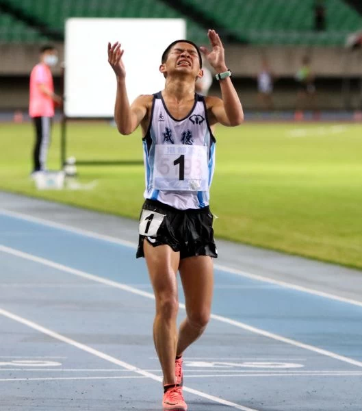 高男10000公尺競走決賽,竹市成德高中詹泳逵44:26.91破大會。林嘉欣/攝影。