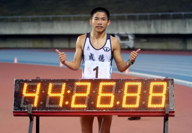高男10000公尺競走決賽,竹市成德高中詹泳逵44:26.91破大會。林嘉欣/攝影。