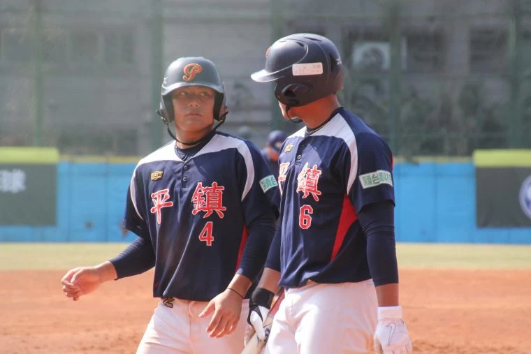 平鎮高中黃勇傳(左)、李灝宇(右)。