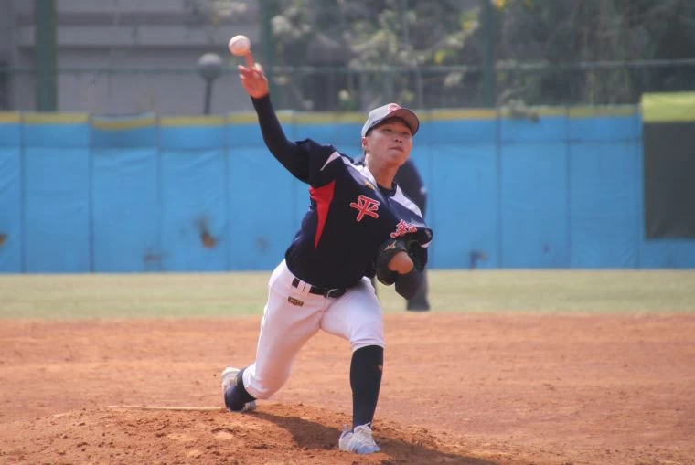 平鎮高中賴延峰後援2局失1分。
