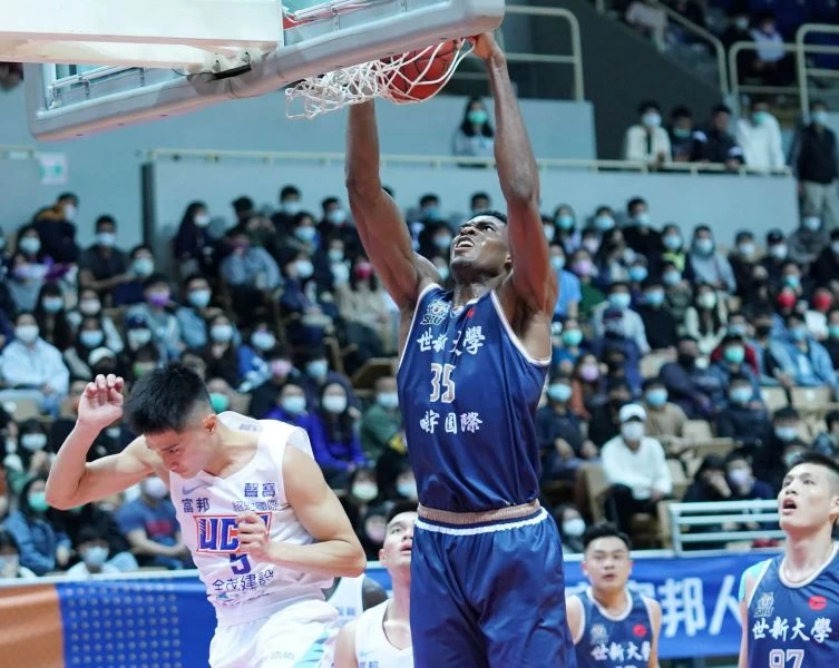 世新丹尼爾灌籃,本場拿下8分15籃板。大會提供